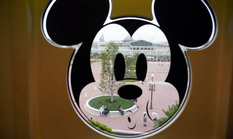 Disneyland: Ο Μίκι Μάους επέστρεψε μετά τον κορονοϊό (pics)