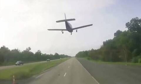 Πιλότος προσγειώνει αεροσκάφος σε… αυτοκινητόδρομο (pics)