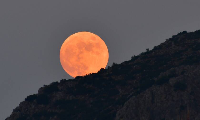 Πανσέληνος Ιουλίου: Απόψε το φεγγάρι του «Κόκκινου Ελαφιού»