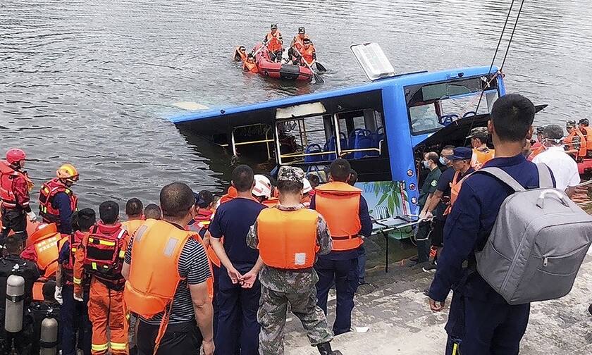 Τραγωδία στην Κίνα: Λεωφορείο έπεσε σε λίμνη - Τουλάχιστον 21 μαθητές νεκροί