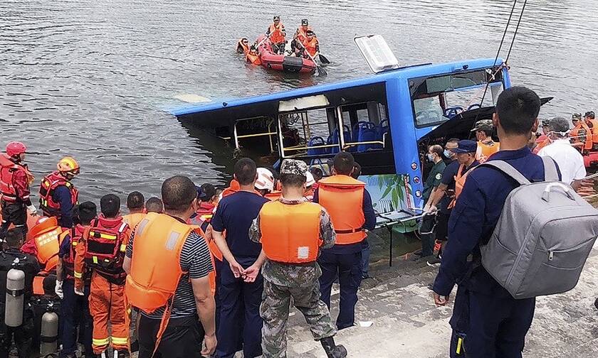 Τραγωδία στην Κίνα: Λεωφορείο «βουτάει» σε λίμνη - 21 μαθητές νεκροί (vid)