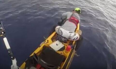 Τρόμος στη θάλασσα: Του κόπηκαν τα… γόνατα όταν είδε τι πλησίαζε το καγιάκ του (pic)