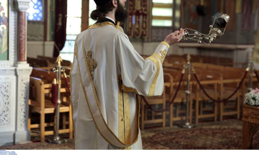 Ιερέας διέκοψε τη λειτουργία για πιστή που φορούσε μάσκα: «Δεν θέλω καρναβάλια»