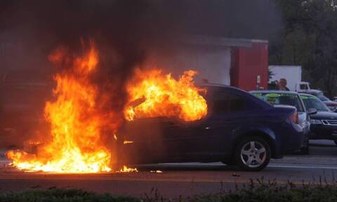 Αυτοκίνητο «τυλίχθηκε» στις φλόγες στην Αθηνών - Λαμίας