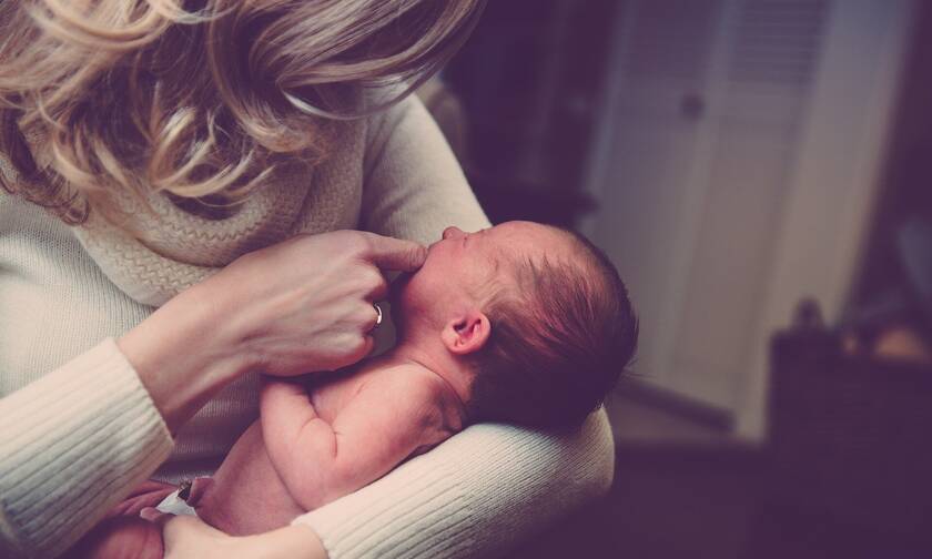 Πρέπει να παίρνουμε αγκαλιά το μωρό κάθε φορά που κλαίει; 