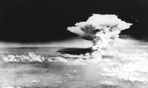 Σαν σήμερα τo 1945 η πρώτη ατομική βόμβα πέφτει στην Χιροσίμα
