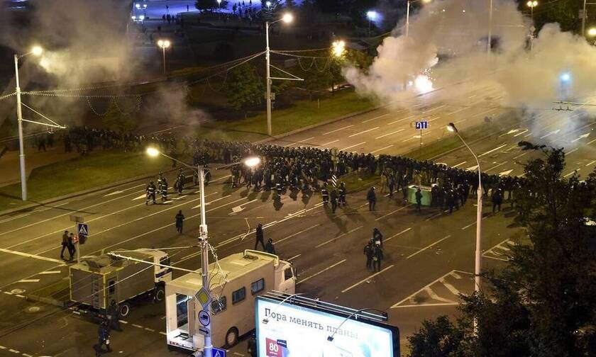Λευκορωσία: 1.000 νέες συλλήψεις και χρήση πραγματικών πυρών από την αστυνομία εναντίον διαδηλωτών
