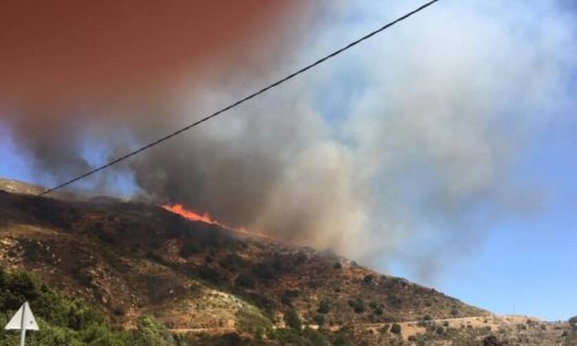 Μεγάλη φωτιά στη Νάξο - Κοντά σε χωριό οι φλόγες