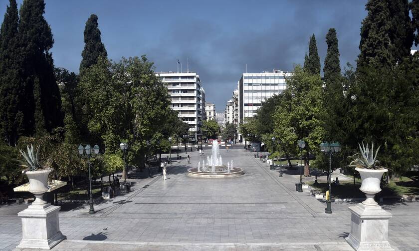 Δεκαπενταύγουστος: Άδεια η Αθήνα - Οι καπνοί από την φωτιά έφτασαν στο Σύνταγμα