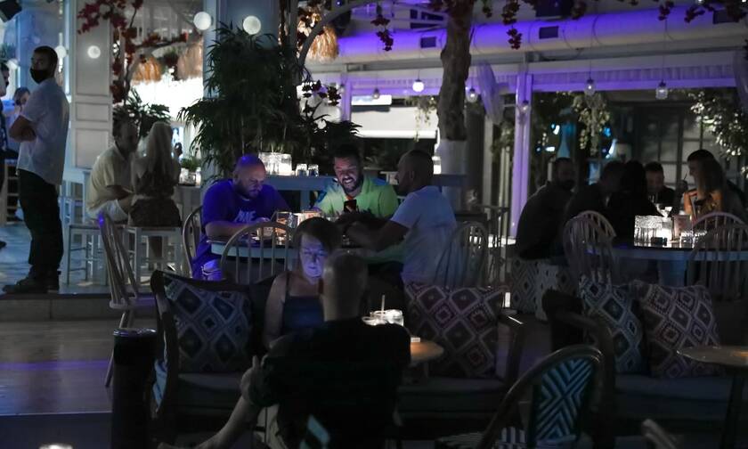 Κορονοϊός - Νέα μέτρα: Τι ώρα θα κλείνουν μπαρ και εστιατόρια στην Αττική από Δευτέρα