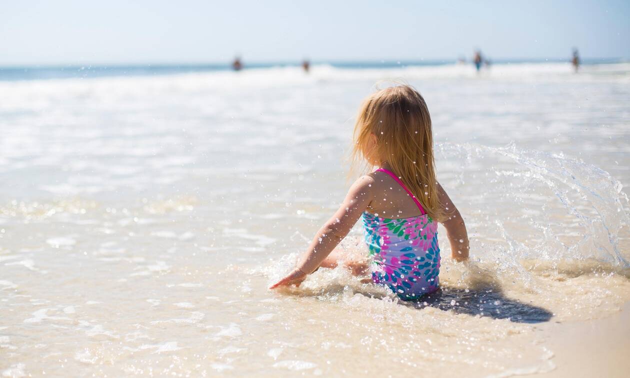 Πνιγμός στη θάλασσα & παιδί: Τι πρέπει να προσέξουν οι γονείς; - Newsbomb