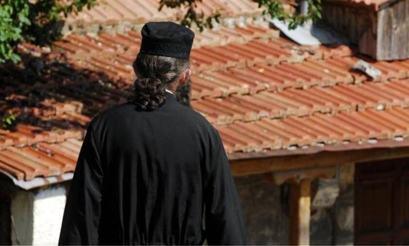 Κρήτη: Σοκαριστικές αποκαλύψεις για τον ημίγυμνο ιερέα με το όπλο