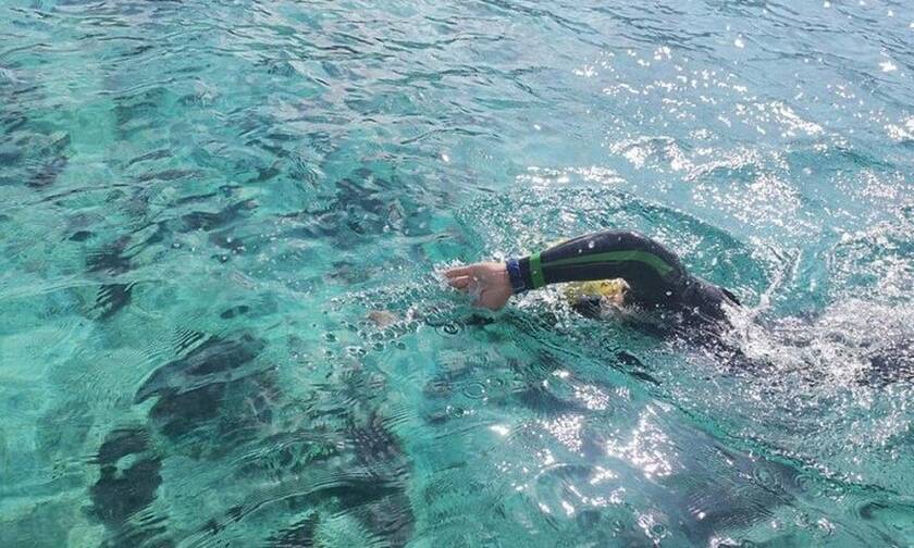 Κρήτη: Τον κόλπο της Κισσάμου διασχίζει κολυμπώντας 45χρονος για καλό σκοπό