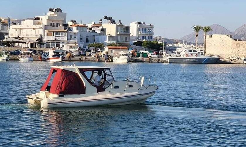  Жители острова Крит доставляют сувлаки на военные корабли и угощают моряков