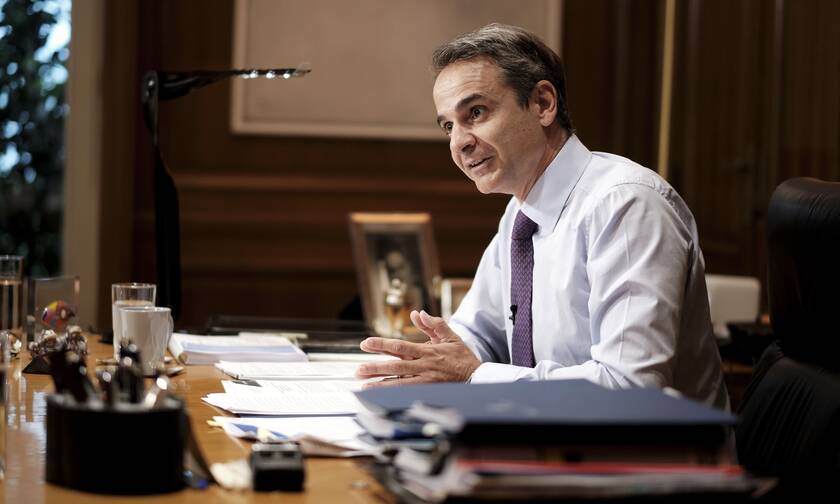 PM Mitsotakis to returning holidaymakers: Let's share memories, not the virus 