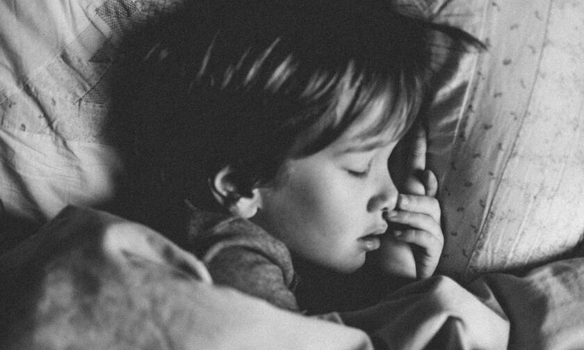 Γιατί οι γονείς που κοιμούνται με τα παιδιά τους το κρύβουν;