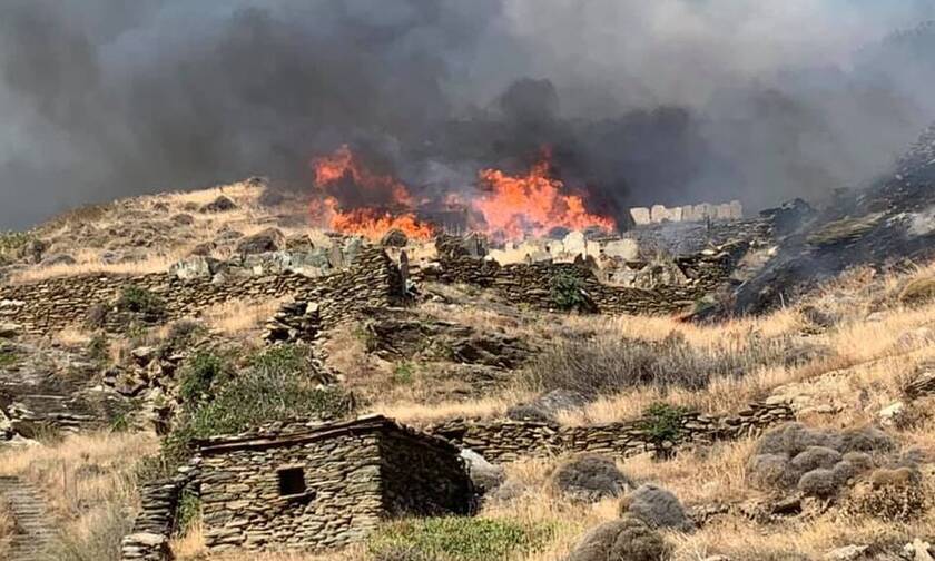 Άνδρος: Φωτιά στο Συνετί – Πιθανή εκκένωση του οικισμού