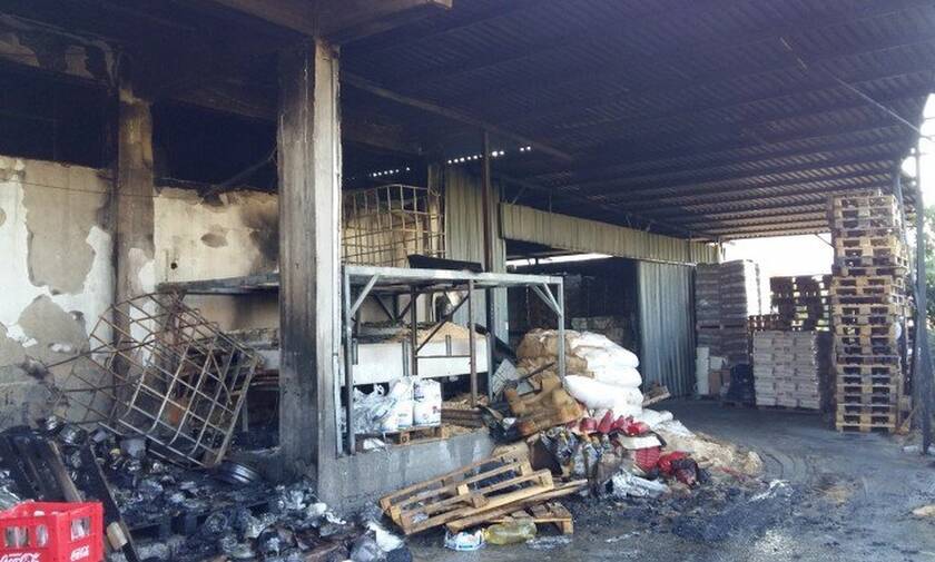 Κρήτη: Τεράστια καταστροφή από τη φωτιά σε αποθήκη επιχείρησης στα Χανιά (pics)