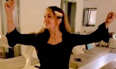 Σάλμα Χάγιεκ: Χορεύει σαν Ελληνίδα και... σπάει πιάτα σε γλέντι στην Πάρο (pics - vid)