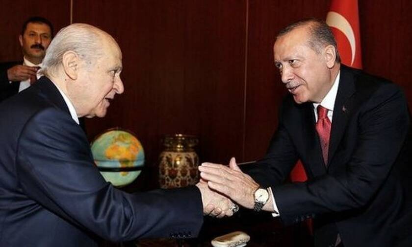 Ποιος κυβερνά την Τουρκία; Πώς ο Ερντογάν «προσκύνησε» Μπαχτσελι, «γκρίζους λύκους» και μαφία