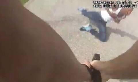 Σοκαριστικό βίντεο: Αστυνομικός πυροβολεί στο στήθος 18χρονο στην Ουάσινγκτον (vid)