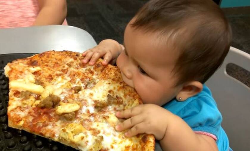 Η 8 μηνών Mariah δοκιμάζει για πρώτη φορά πίτσα και γίνεται viral