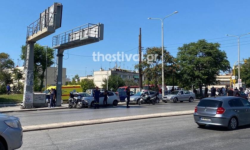 Θεσσαλονίκη: Άνδρας απειλεί ότι θα πηδήξει στο κενό από ταράτσα πολυκατοικίας