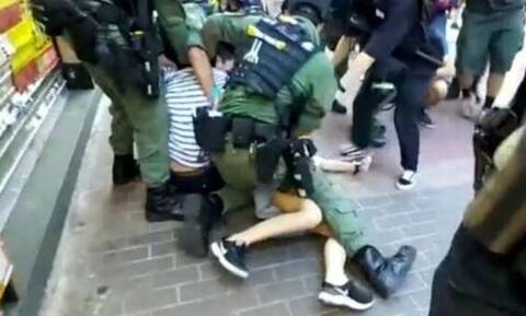 Kατακραυγη για τη βίαιη σύλληψη 12χρονης – Οι αστυνομικοί την «ισοπέδωσαν» (vid)