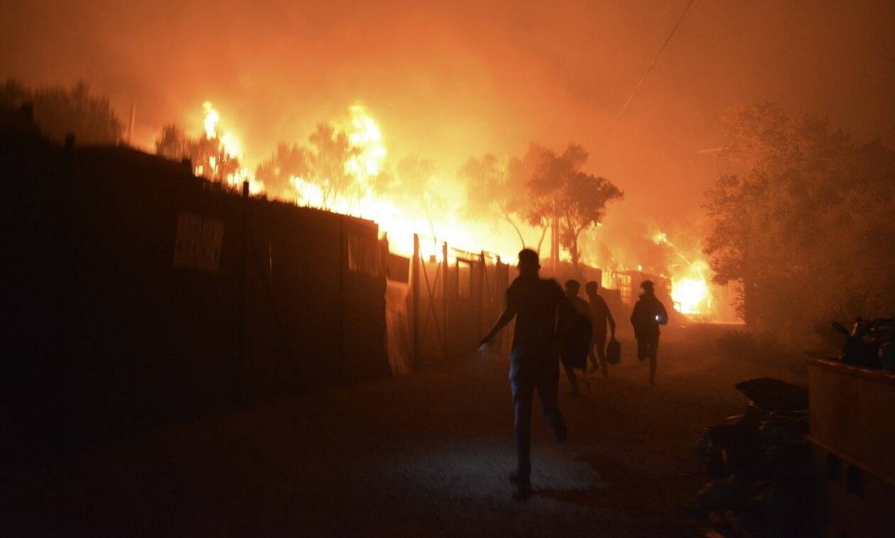 Φωτιά στη Μόρια: Πύρινη κόλαση το ΚΥΤ - Εκκενώθηκε η δομή από χιλιάδες  μετανάστες - Newsbomb - Ειδησεις - News