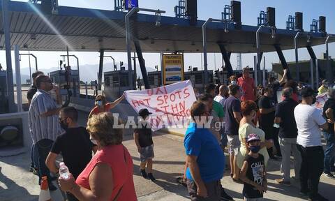 Έκλεισε η Ε.Ο. Αθηνών - Λαμίας: Διαμαρτυρία κατοίκων για τους μετανάστες