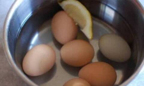 Βράζει αυγά και ρίχνει λεμόνι - Το τρομερό κόλπο (vid)
