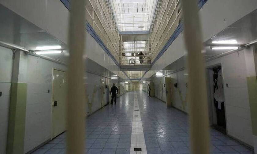 Φυλακές Αυλώνα: Βρέθηκαν αυτοσχέδια σπαθιά, μαχαίρια, ναρκωτικά και ναργιλές 