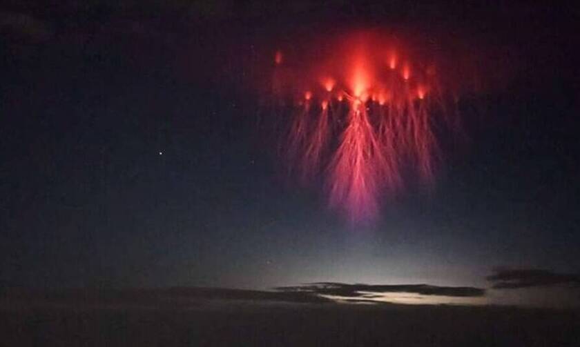 Η «Κόκκινη Μέδουσα»: Το σπάνιο φαινόμενο που εμφανίστηκε στον ουρανό (video)