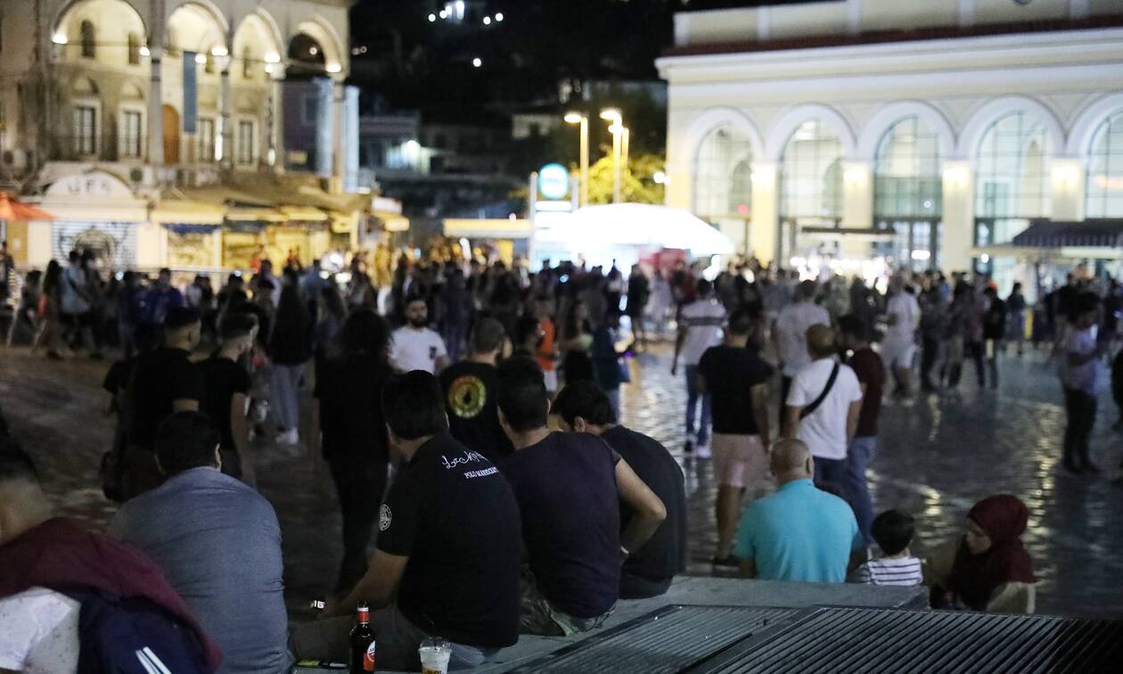 Κορονοϊός: Ασφυκτικά γεμάτες οι πλατείες - Χαμός σε Μοναστηράκι και Βαρνάβα 