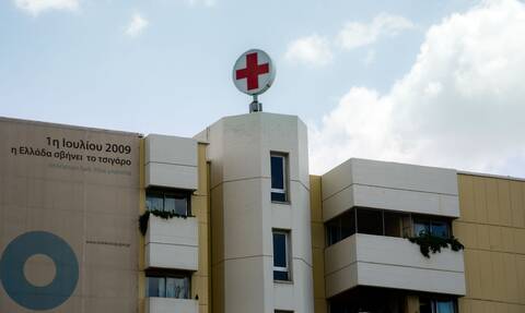 Συναγερμός στις Αρχές: Δυο ασθενείς με κορονοϊό το έσκασαν από «Αττικόν» και «Θριάσιο»