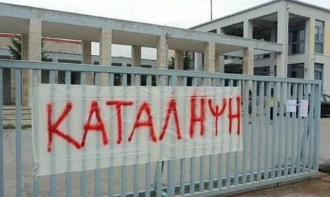 Θεσσαλονίκη: Πατέρας μαθητή έκανε «ΝΤΟΥ» στο σχολείο τραυματίζοντας μαθητές 