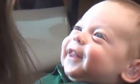 Συγκινητικό: Η αντίδραση ενός μωρού που ακούει για πρώτη φορά τους γονείς του
