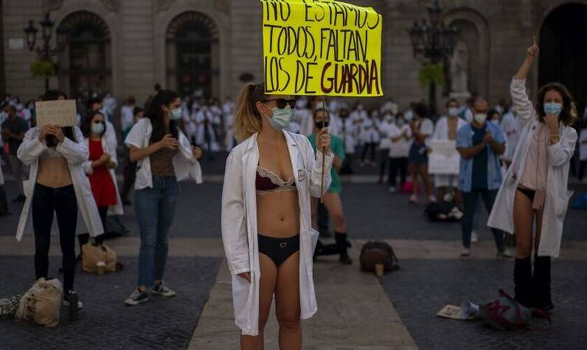 Βαρκελώνη: Γιατροί έκαναν διαδήλωση μόνο με τα εσώρουχα μπροστά στο Δημαρχείο