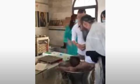 Απίστευτες εικόνες σε βάφτιση - «Σιγά με το μωρό» φώναζαν οι γονείς στον ιερέα (vid)