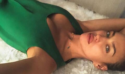 Ιρίνα Σάικ: Ποζάρει γυμνή σε εξώφυλλο και… σαρώνει (pics)