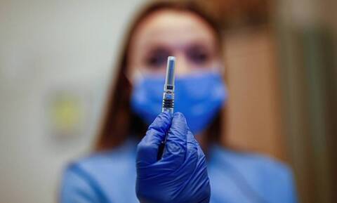 Κορονοϊός: Πέθανε εθελοντής των δοκιμών εμβολίου της AstraZeneca
