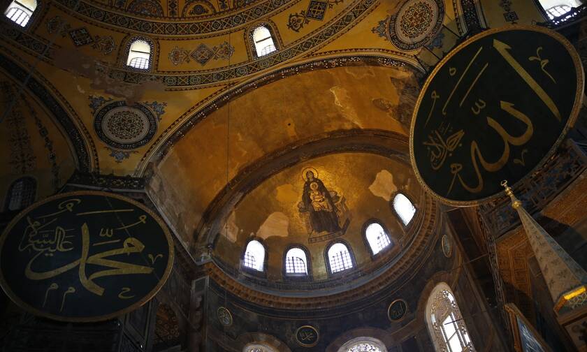 Αγία Σοφία 4 μήνες μετά: Έτσι μετέτρεψαν οι Τούρκοι το σύμβολο της Ορθοδοξίας (pics)