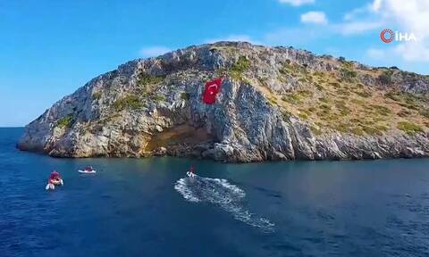 Ανεβάζουν την ένταση οι Τούρκοι: Ύψωσαν τεράστια σημαία τους απέναντι από τα Ίμια