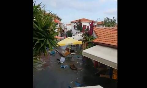 Σεισμός: Τρομακτικό βίντεο - Τσουνάμι παρασέρνει τα πάντα σε δρόμους στη Σμύρνη