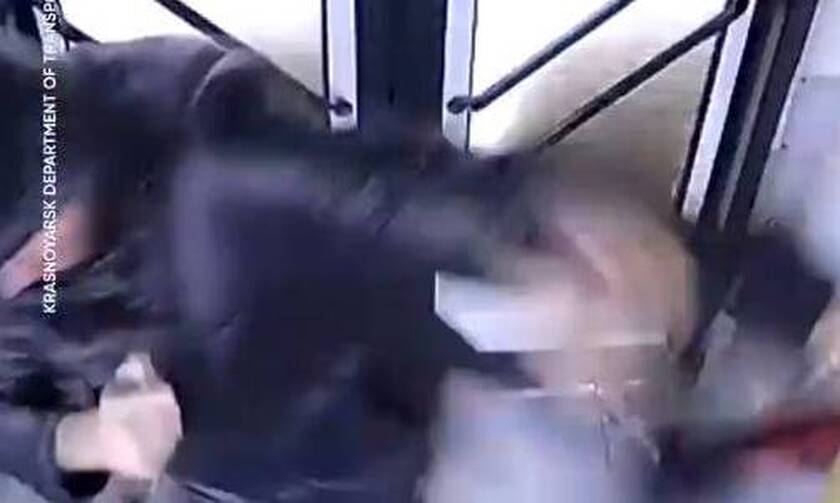 Κορονοϊός: Απίστευτο ξύλο σε λεωφορείο, τον πλάκωσαν λόγω... μάσκας! (video)