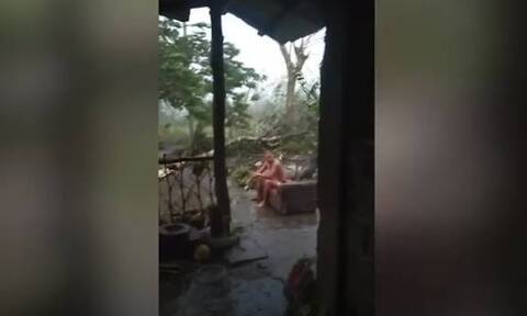 Απίστευτος τύπος! Έπινε καφέ μέσα στον τυφώνα... (video)