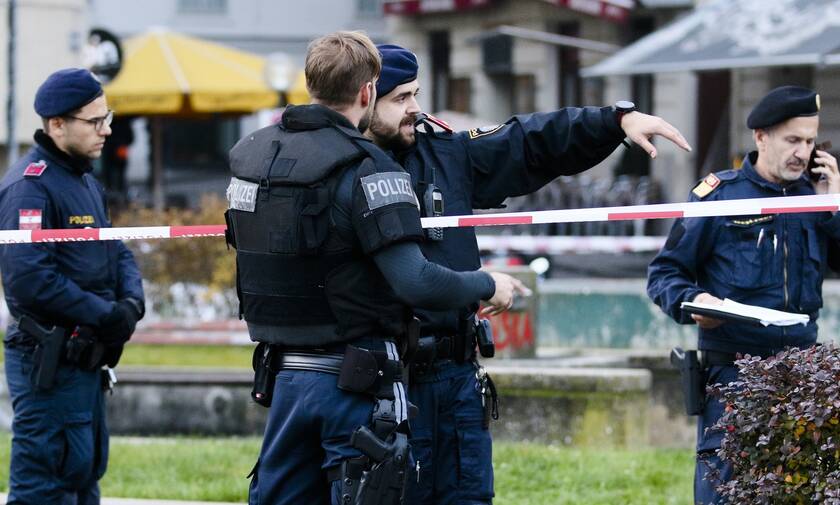Τρομοκρατική επίθεση Βιέννη: Τζιχαντιστής του ISIS σκόρπισε τον όλεθρο – Σοκάρουν τα βίντεο