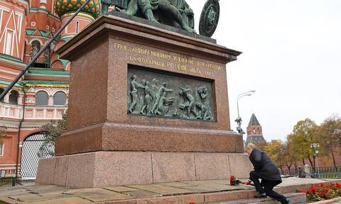 Путин по традиции в День народного единства возложил цветы к памятнику Минину и Пожарскому 