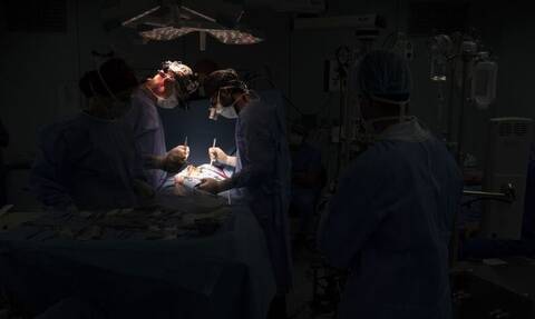 Απίστευτο: Έλληνες γιατροί ξέχασαν μέσα στο σώμα της χειρουργική σπάτουλα μήκους 23,7 εκατοστών!
