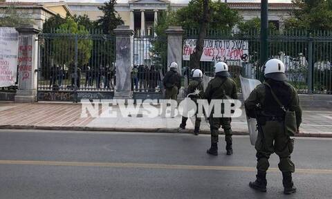Πολυτεχνείο: Μπήκαν τα ΜΑΤ - Έγινε η εκκένωση - Χρυσοχοΐδης: Δεν θα γίνει πορεία